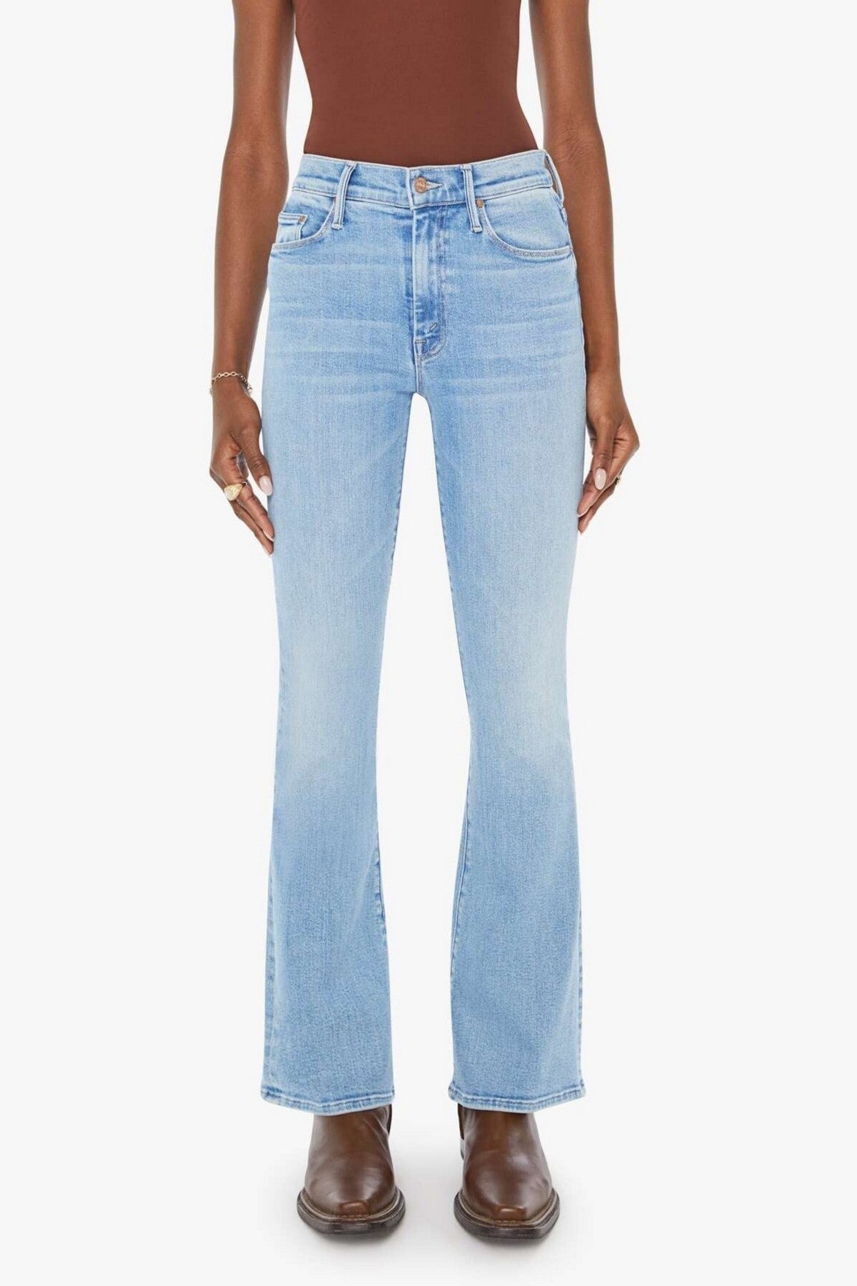 1585-1008/A: Middenblauwe Mother The Weekender flare jeans met een mid-rise taille en subtiele whiskering.