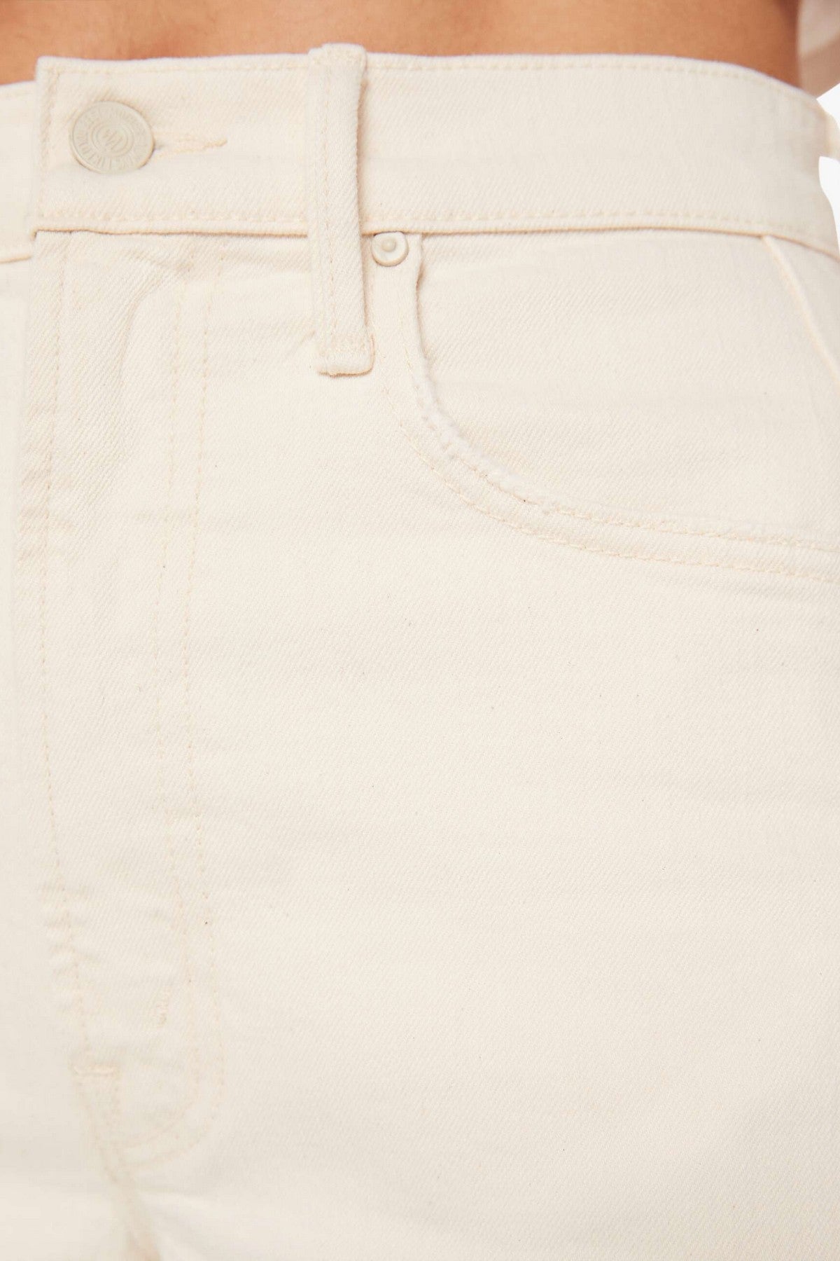 10926-544-ACT: Detail van de ton-sur-ton knopen en de hoogwaardige katoenmix van de Mother jeans in de kleur Act Natural.