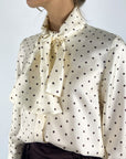 Natan FORCE-JAAP28 zijden stippenblouse met strik – Ecru