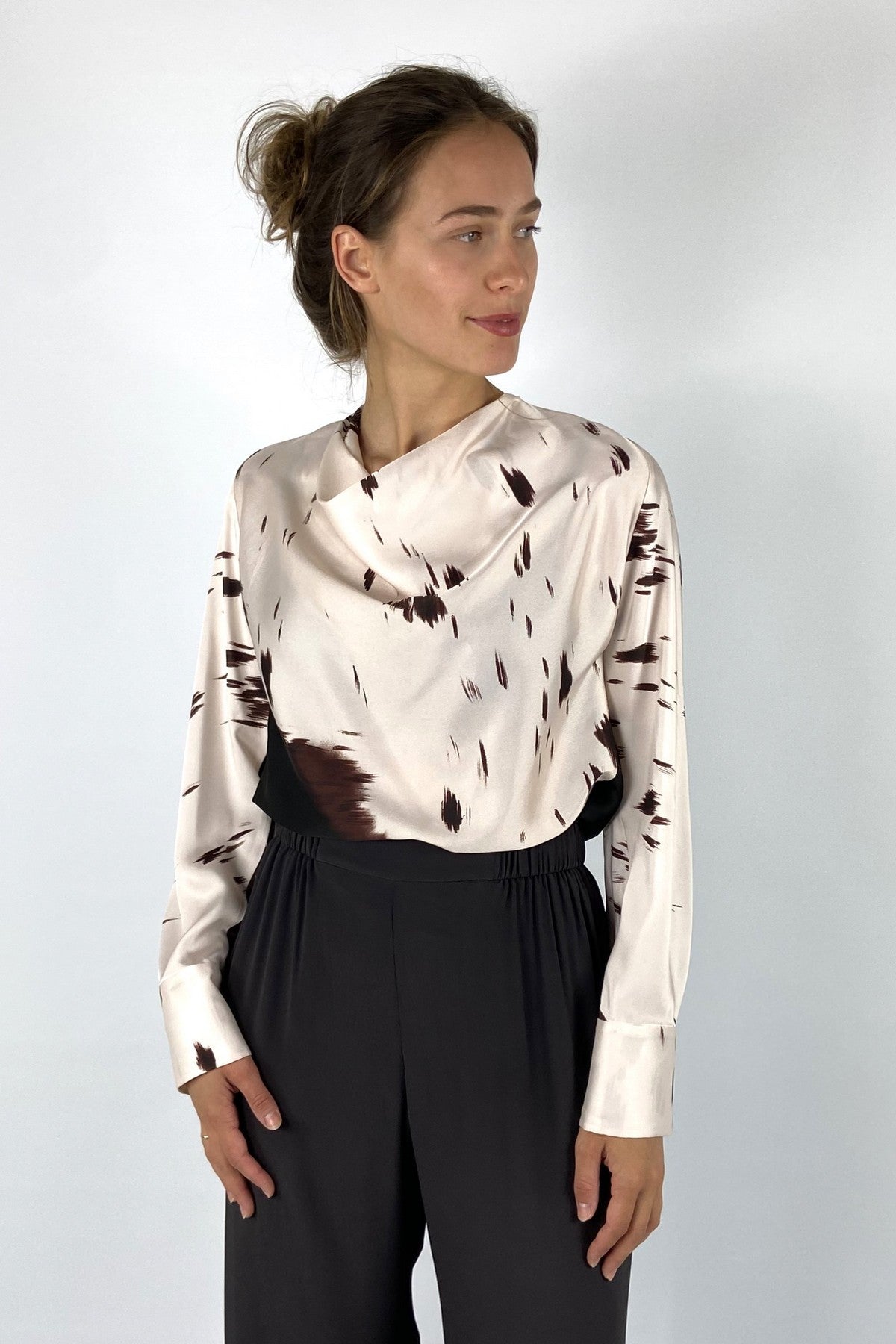 Shirtblouse van Natan met gedrapeerde kraag in een abstract print.