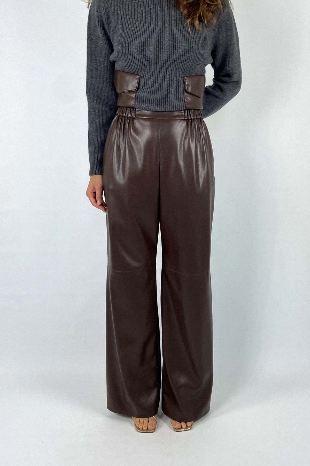 Donkerbruine wijde broek van Natan in ecoleder met elastische tailleband.