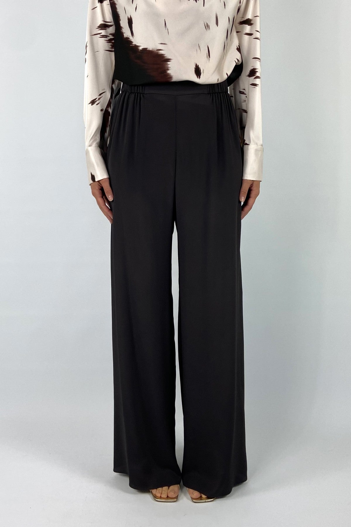 Broek Dusty van Natan in een soepele crêpe-stof. Elastische tailleband.