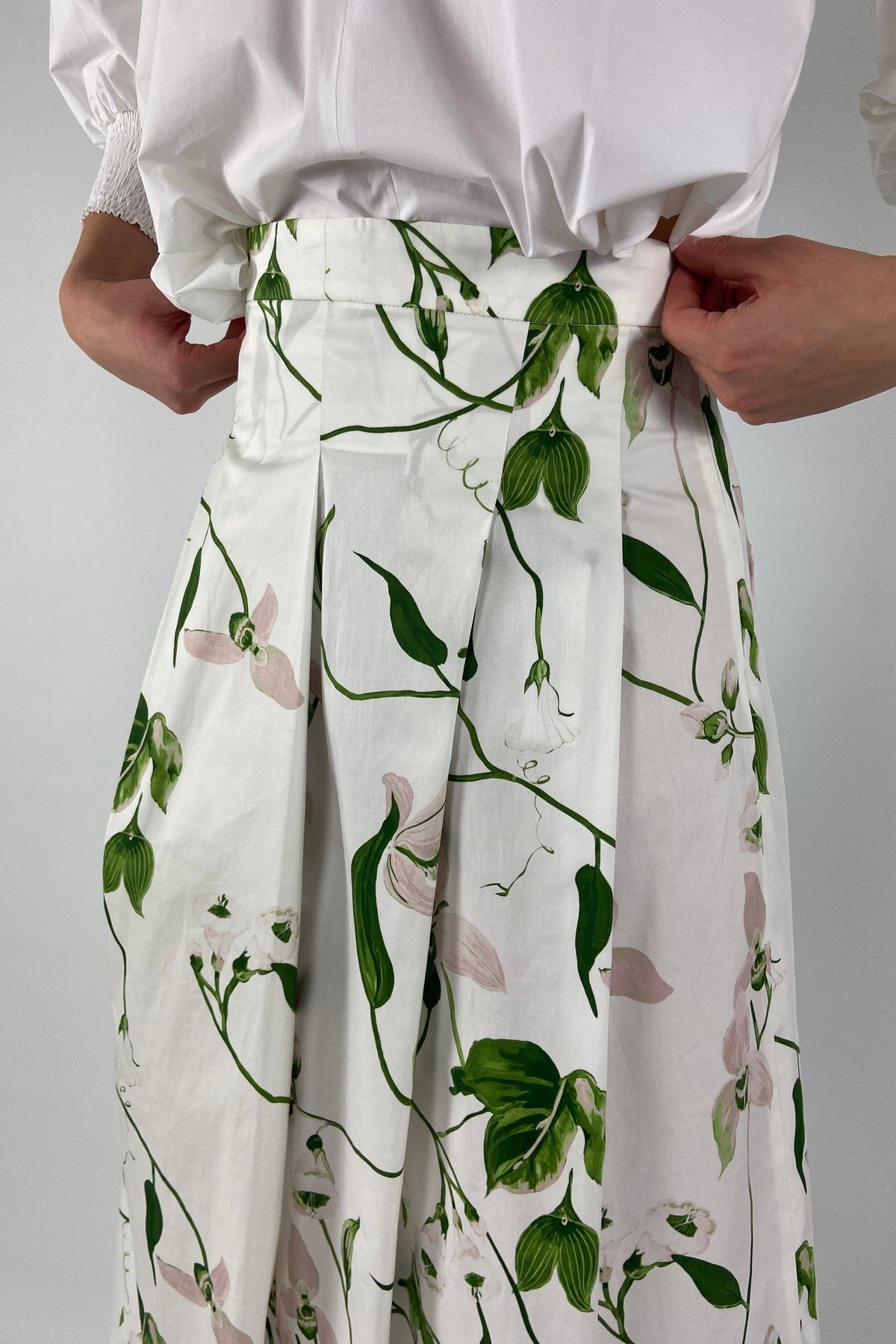 Close-up van de stevige witte katoenstof met de groene bloemenprint van de Natan Epi rok.