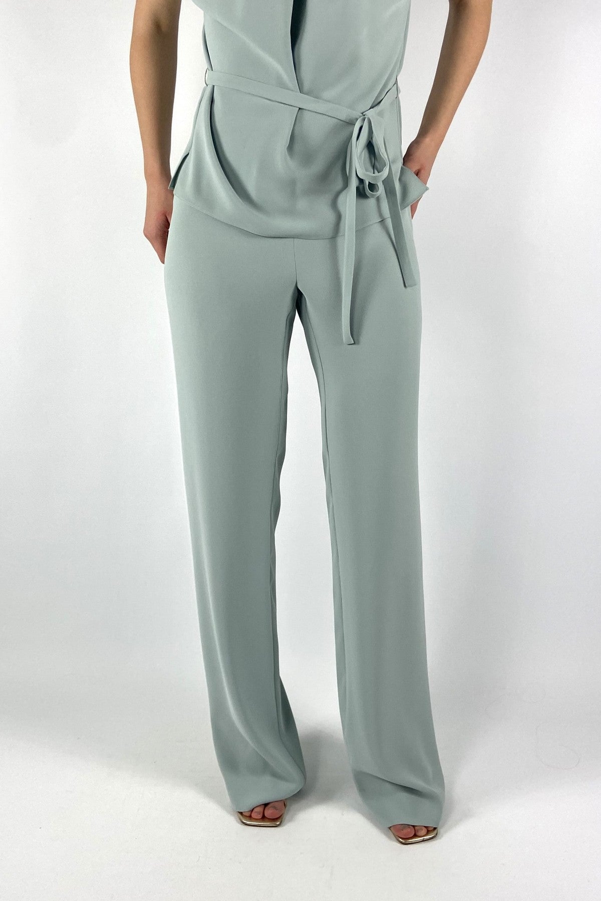 Mintgroene Ezra pantalon van Natan met een soepelvallende rechte pijp en een verfijnde crêpe textuur.