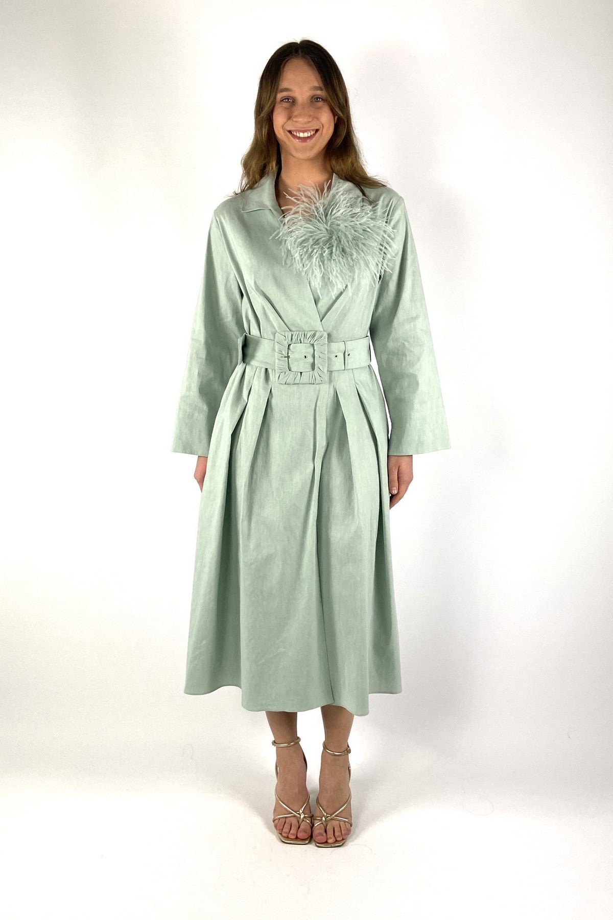 Mintgroene Natan Enes wikkeljurk met een klassieke kraag en een bijpassende stoffen riem met gesp in de taille.
