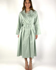 Mintgroene Natan Enes wikkeljurk met een klassieke kraag en een bijpassende stoffen riem met gesp in de taille.