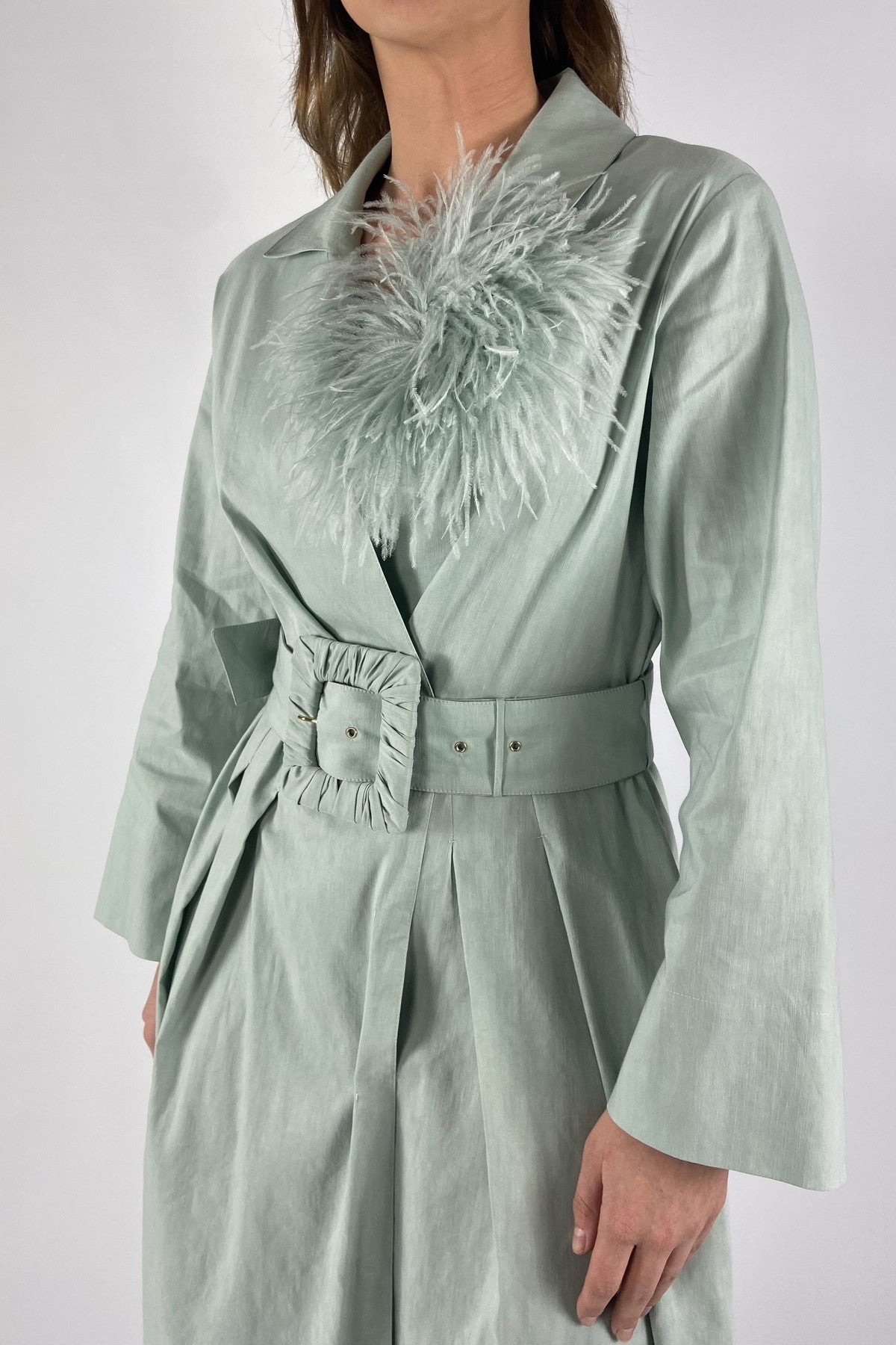 Grote mintgroene Enjoy broche van Natan vervaardigd uit ganzendons met een diameter van circa 25 centimeter.