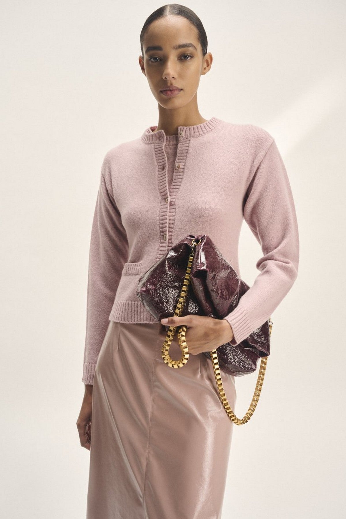 Korte cardigan met rok in ecoleder uit de herfstcollectie van Natan.