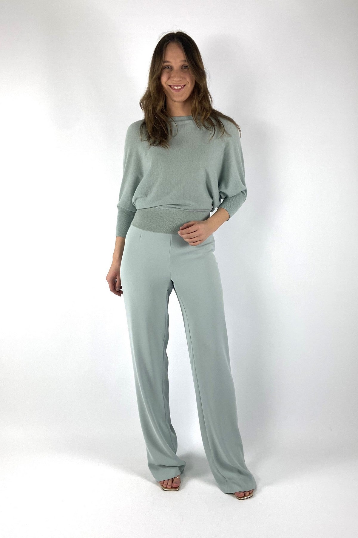 Zacht mintgroene Nerd trui van Natan met een ronde hals en driekwart mouwen met brede manchetten.