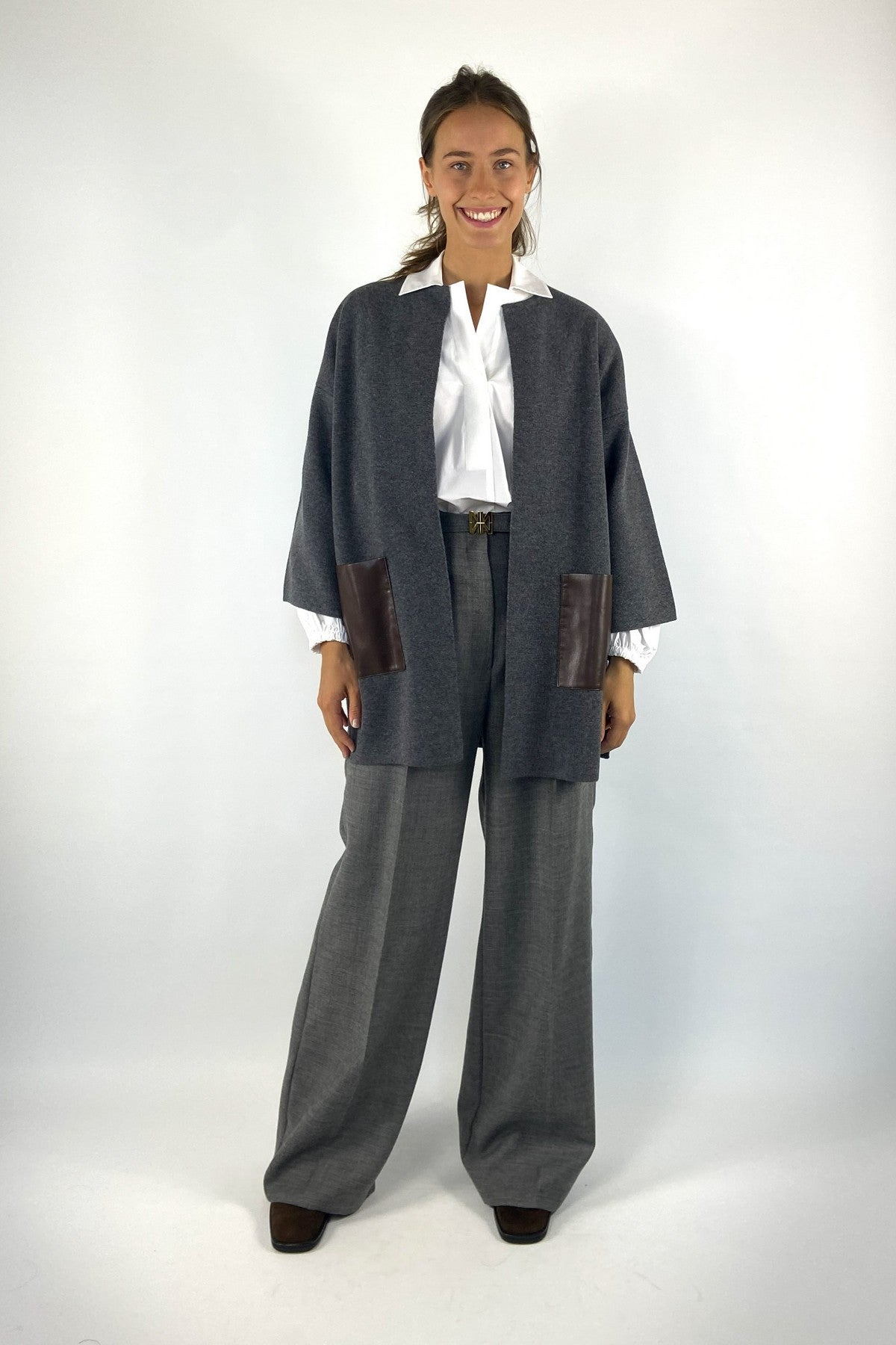 Natan Oregon-wool capemantel in Anthraciet Bruin van 100% wol met bruine ecolederen zakken en wijde mouwen