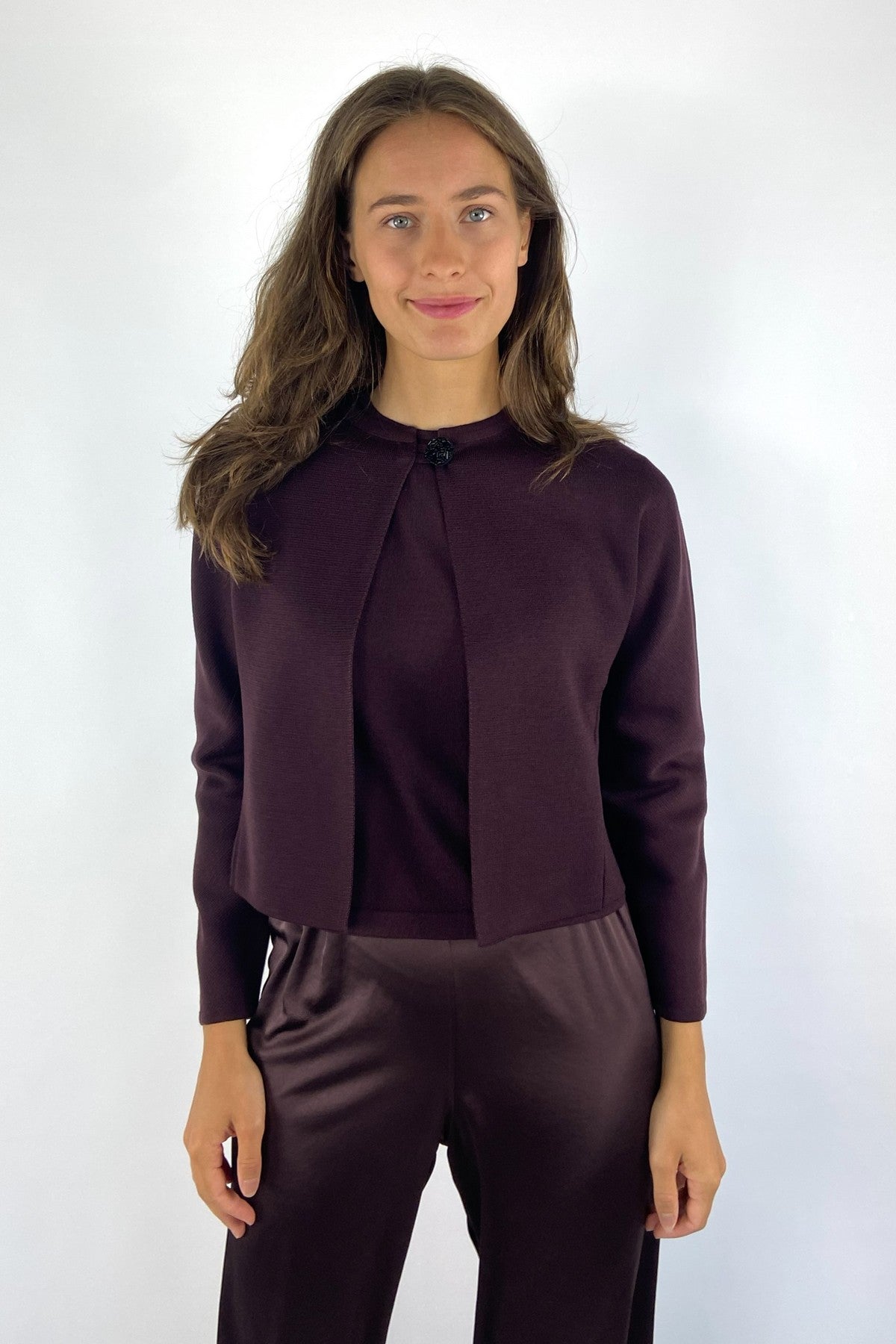 Natan Ovni-merinos1 kort wollen vest in Aubergine Foncé met comfortabele kraag en halsknoopsluiting