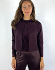 Natan Ovni-merinos1 kort wollen vest in Aubergine Foncé met comfortabele kraag en halsknoopsluiting