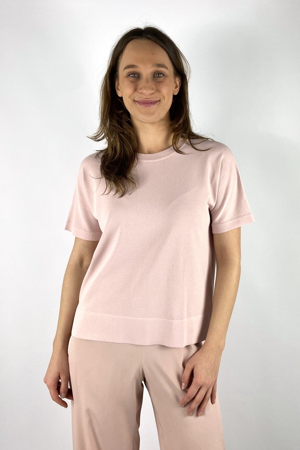 NIKY-Persy Natan fijngebreide top in kleur 134 Poudre met ronde hals.