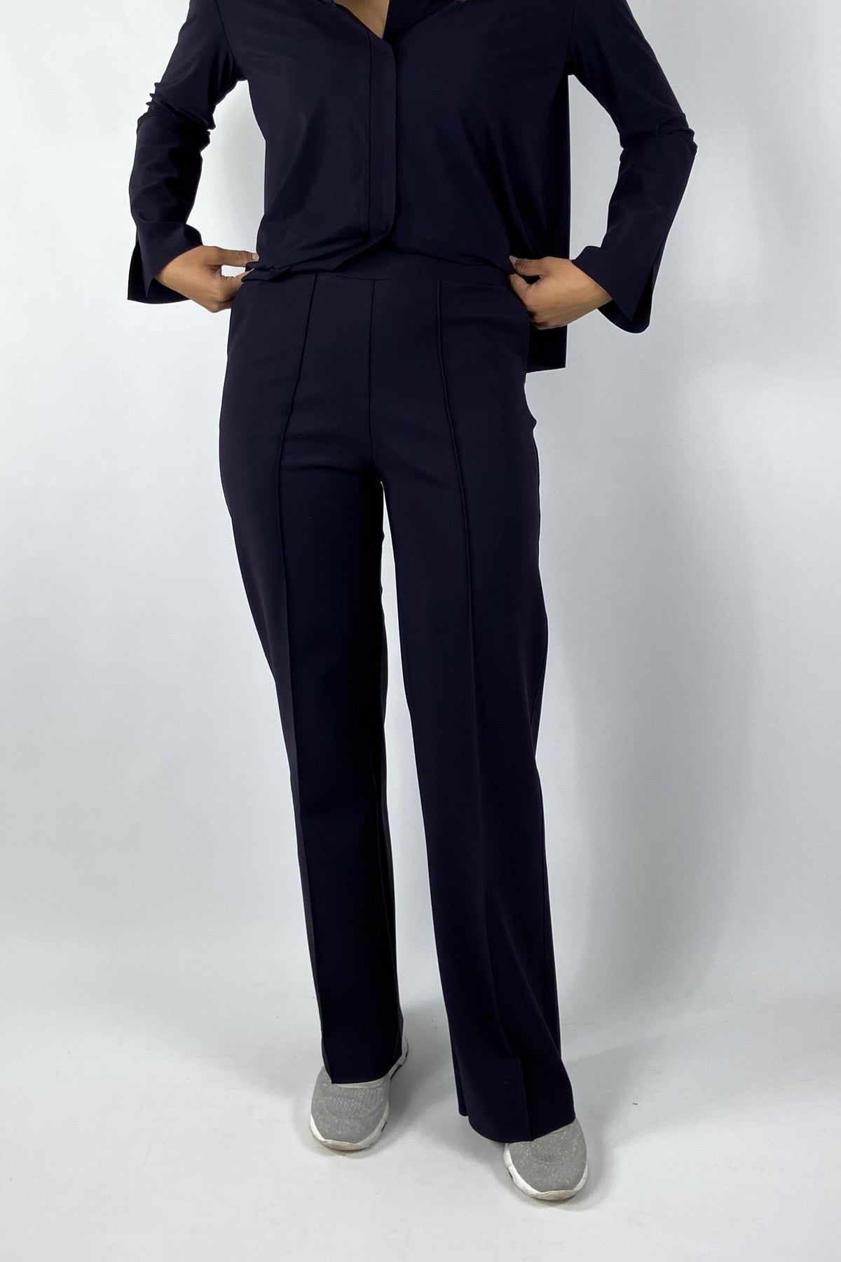 Deze navy travel wear broek combineert comfort en stijl. Voorzien van twee steekzakken en verfijnde verticale naden aan de voorkant voor een elegante uitstraling.