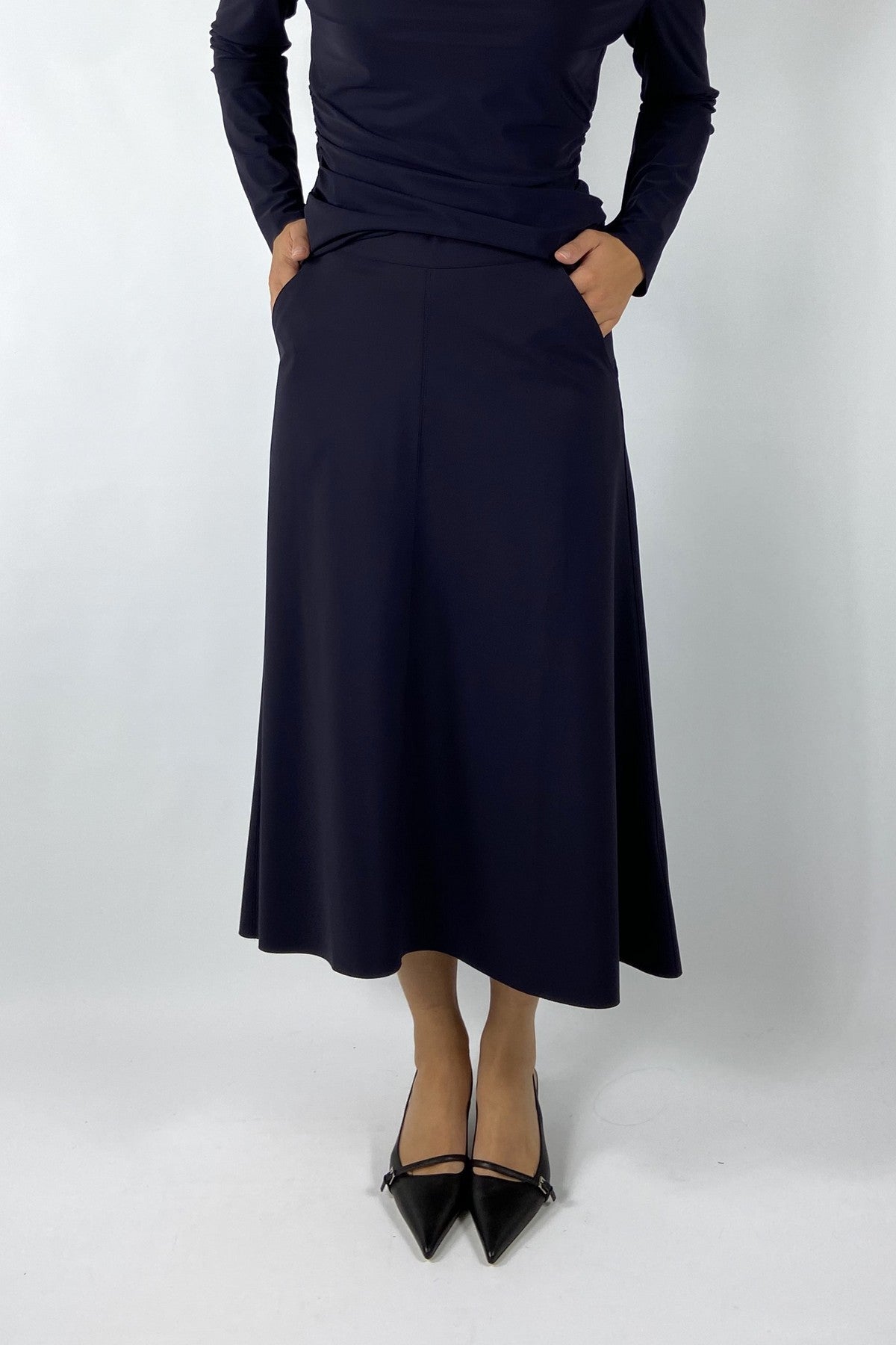 Navy lange rok in travelwear stof.