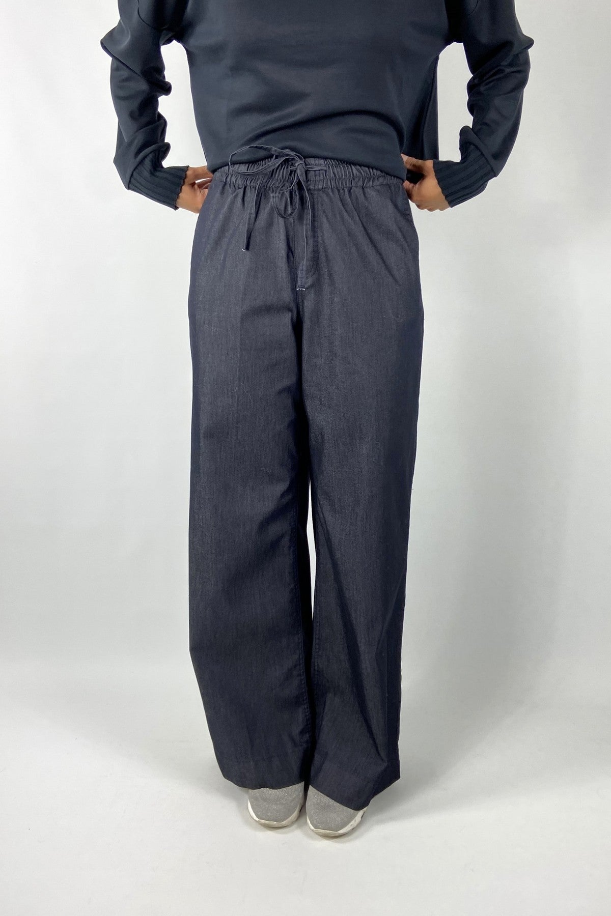 Losse broek in denim wash met elastische tailleband en stropje.