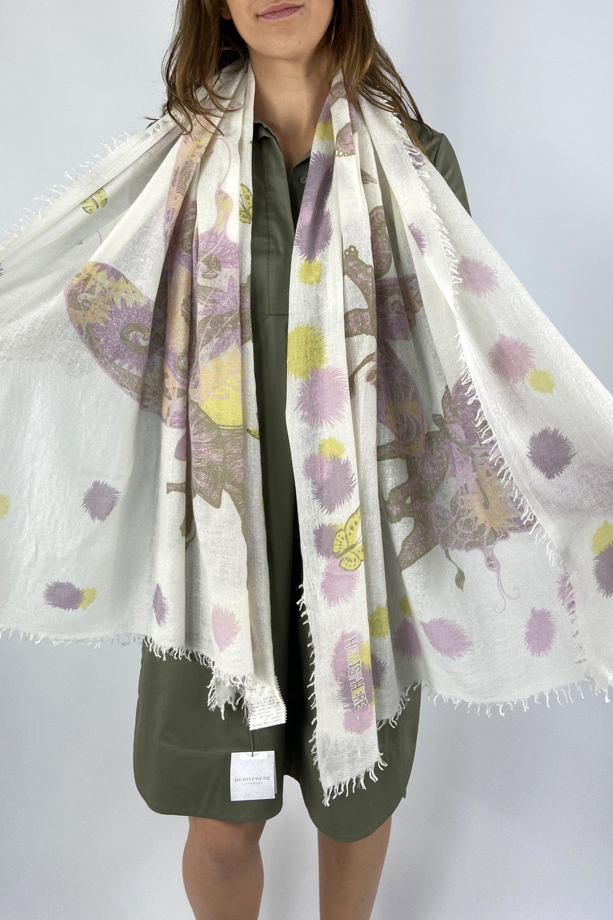 261C Hemisphere sjaal met olifanten en vlinders in ecru roze en camel.