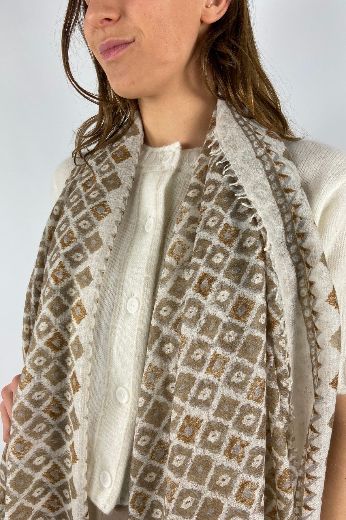 ORLA-BWB 261D: Detail van de 100% wollen textuur en ecru print van de Hemisphere Orla sjaal.