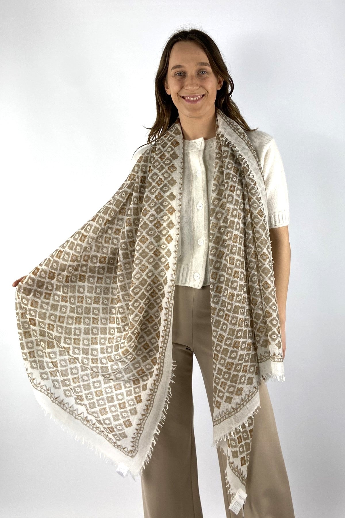 ORLA-BWB 261D: Hemisphere wollen sjaal met beige ornamentale print en franjes bij Nuance Boutique.