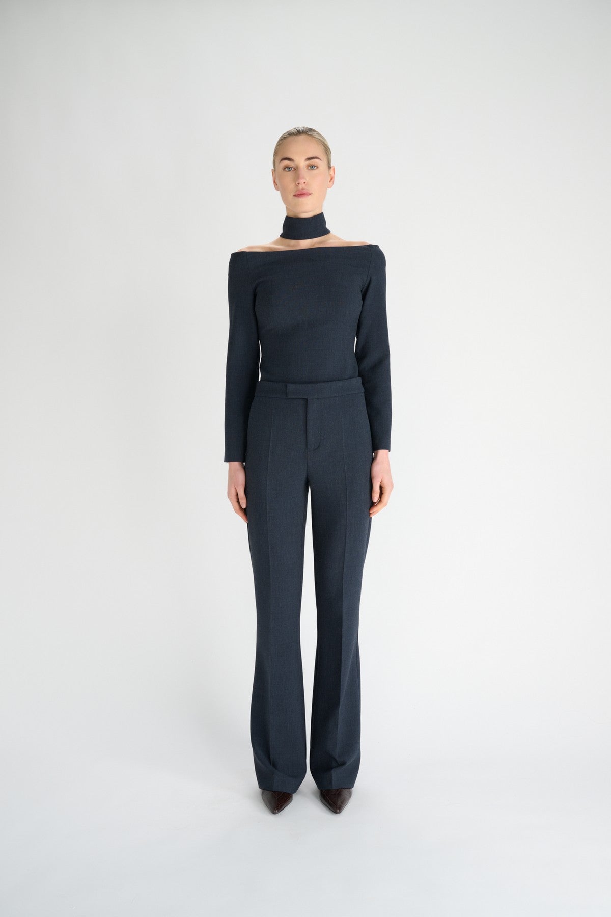 Oscar The Collection Aimée Body in Indigo Jean Blue met off-shoulder hals en halterkraag