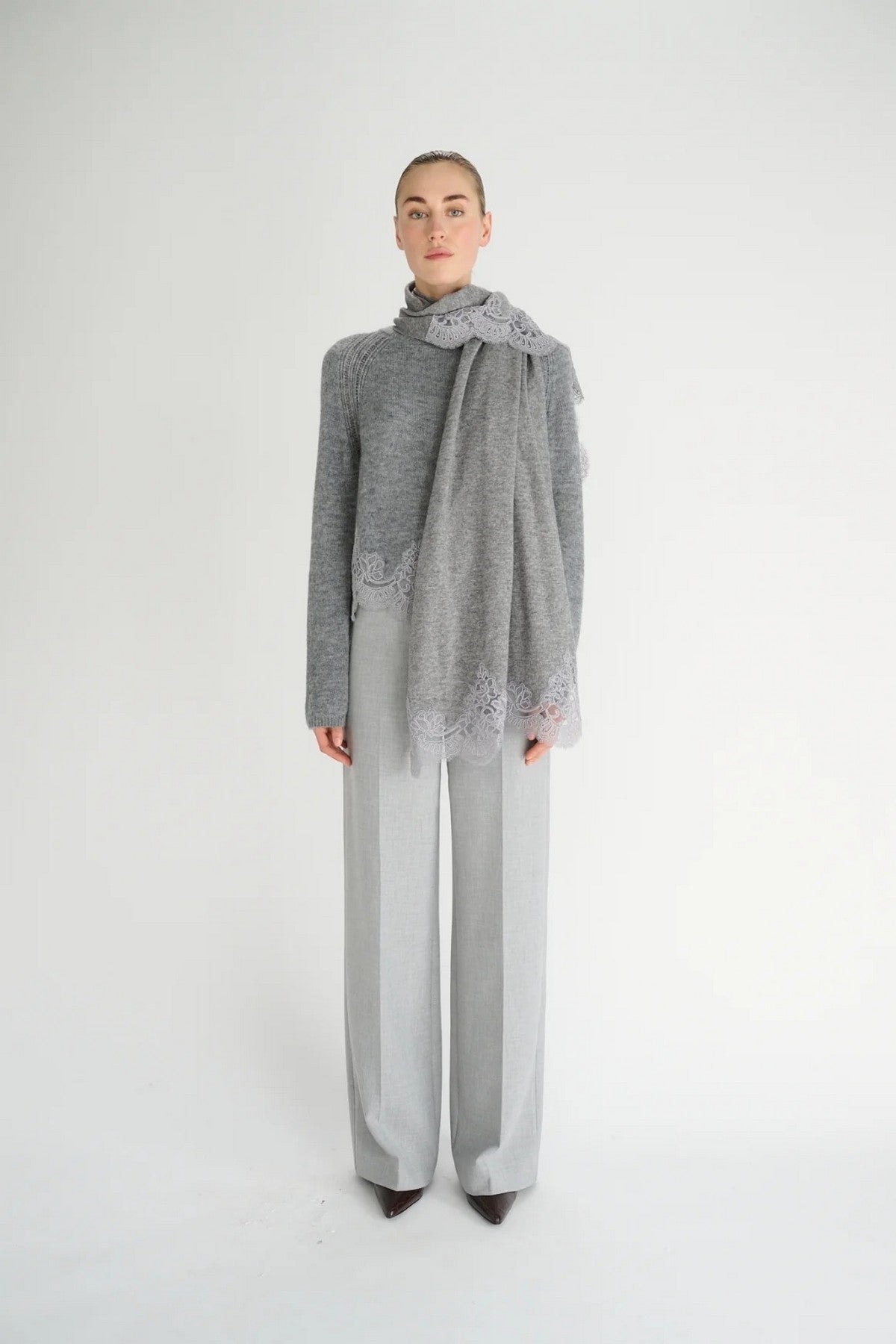 Oscar The Collection Brad Scarf in Imperial Grey met verfijnde kanten boord