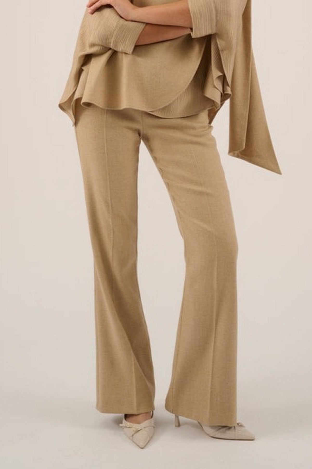 Beige damesbroek van Oscar met flared pijpen en 2 steekzakken.