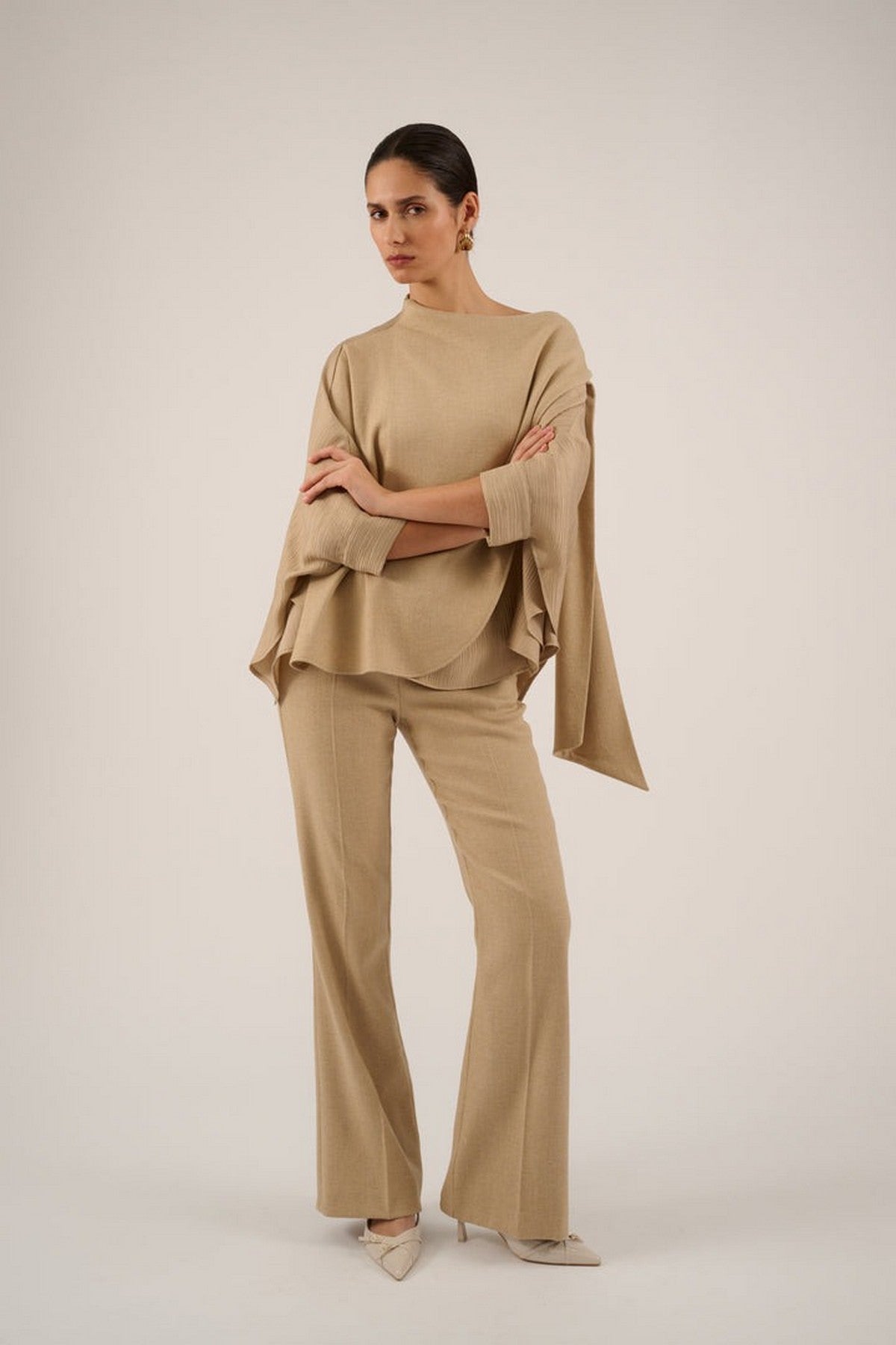 Stijlvolle capeblouse model Leon met lange mouwen van Oscar in beige tint.