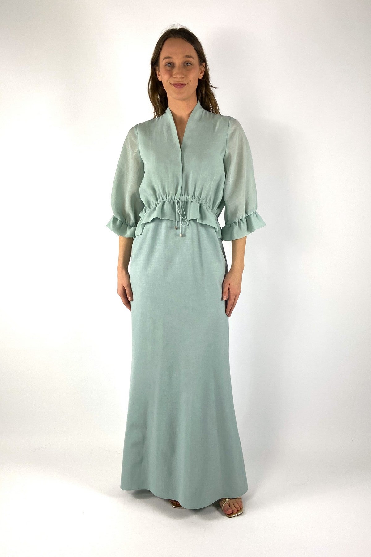 PACIFIC-Miley-Dress Oscar The Collection lange ivory jurk met getailleerde taille en ruches.