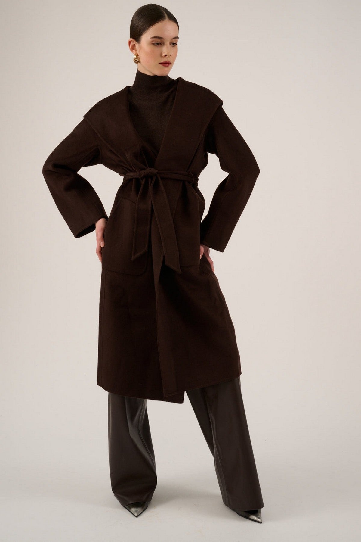 Stiljvolle trenchcoat met kap van Oscar the collection met stoffen riem in chocolade bruin.