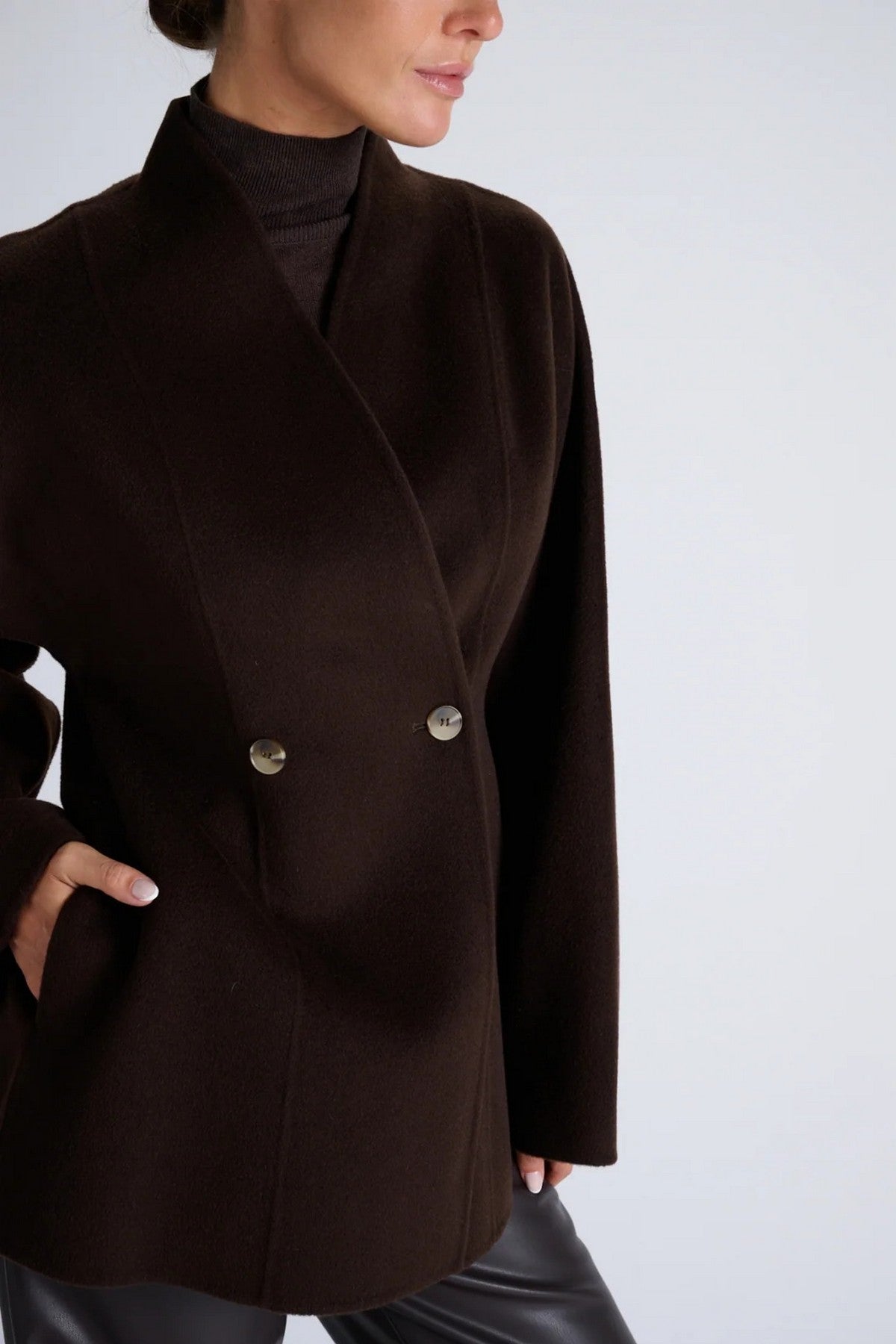 Oscar The Collection Vivienne Coat in Espresso, korte kraagloze mantel van wol en kasjmier