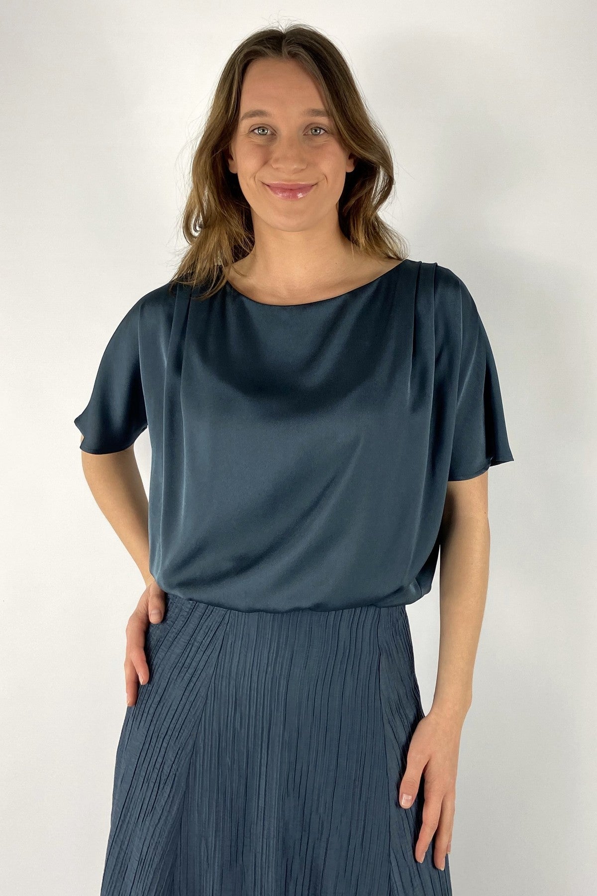 Oscar The Collection Celeste top in de chique kleur petrol met een elegante boothals en een licht glanzende stof.