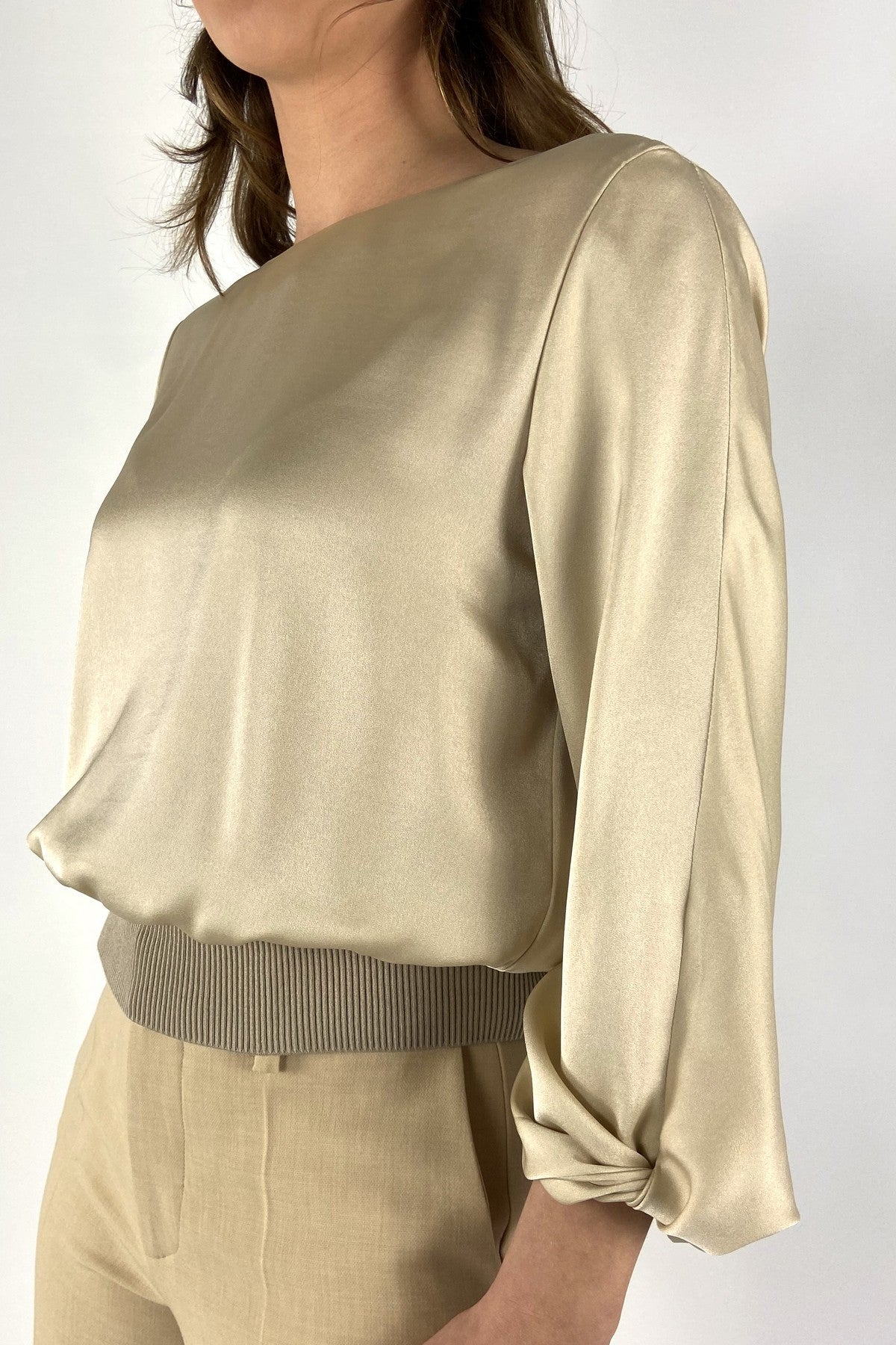 2613 Oscar The Collection close-up van het elegante geknoopte detail in de stof van de mouw van de crème Celia top.