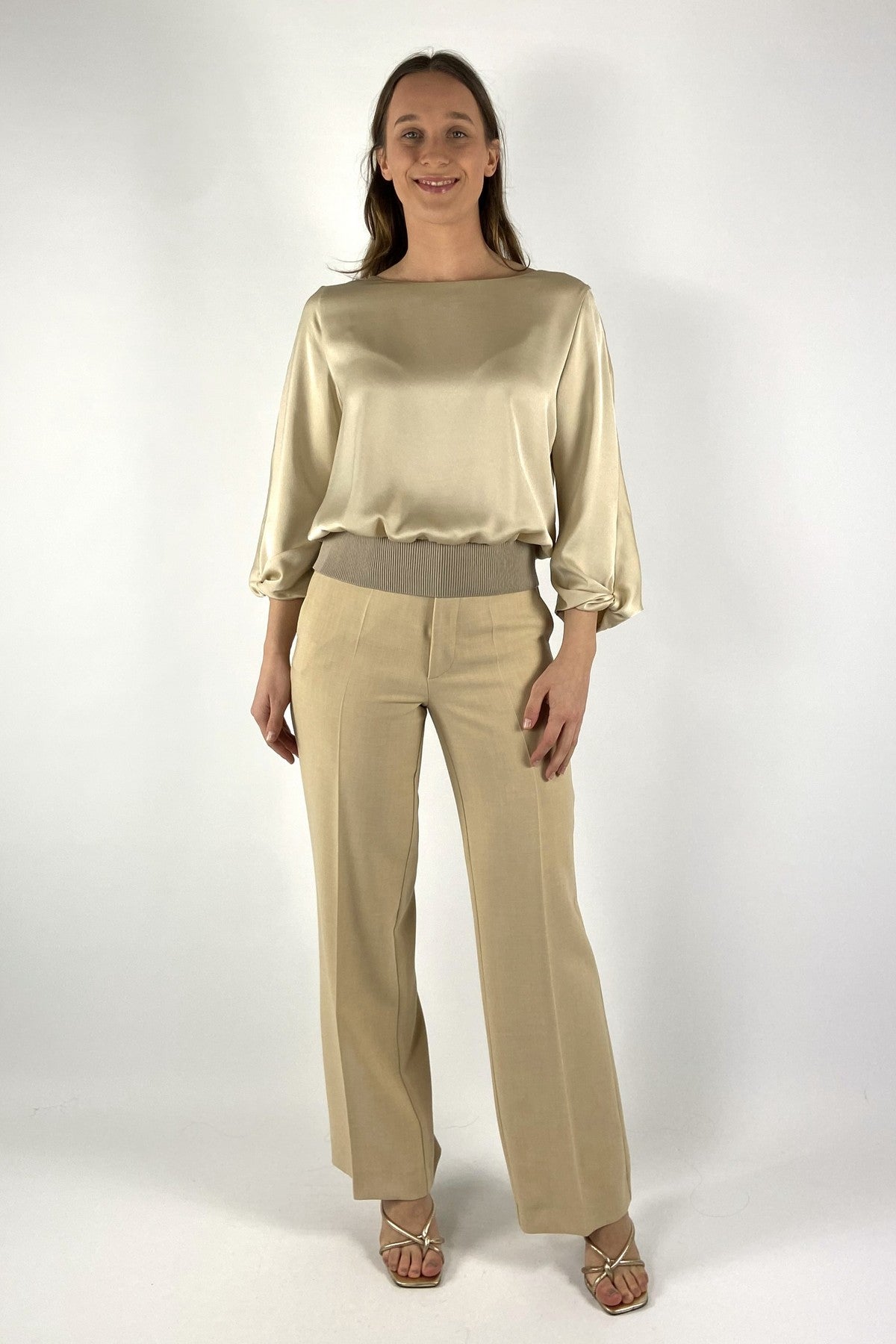 2613 Oscar The Collection Celia top in champagnekleurige satijnlook met een elastische boord die de taille accentueert.