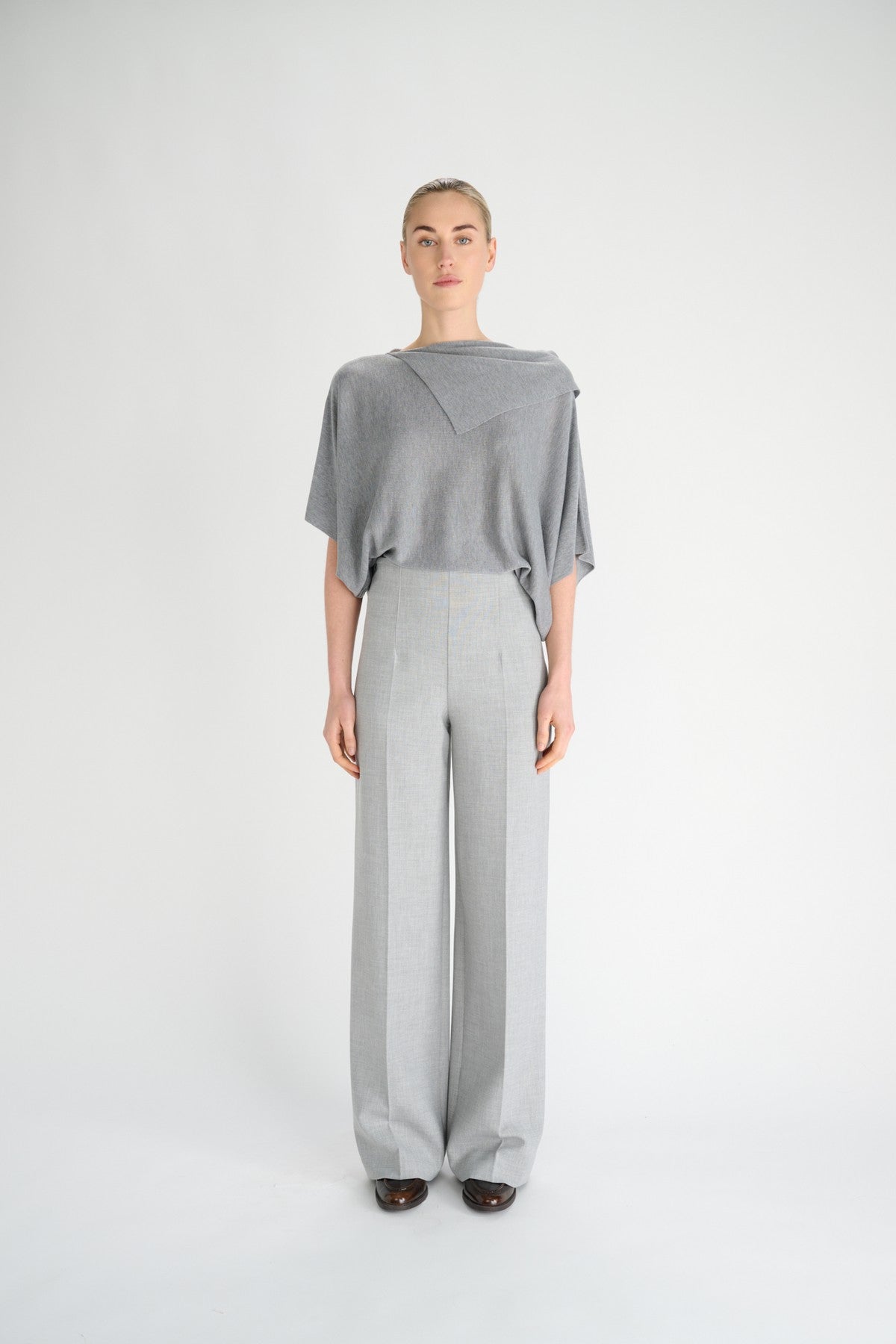 Mia Top Oscar The Collection in Imperial Grey met losse col en wijde halflange mouwen