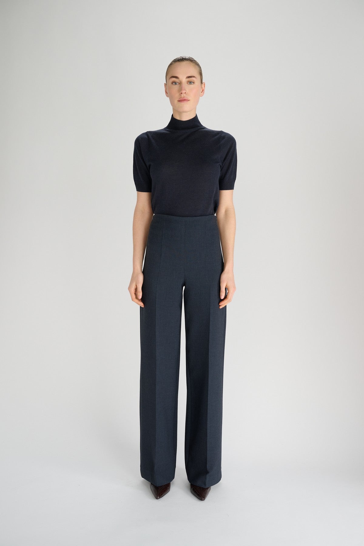 Cerine Oscar The Collection top in Indigo Blue met hoge hals en halflange mouwen