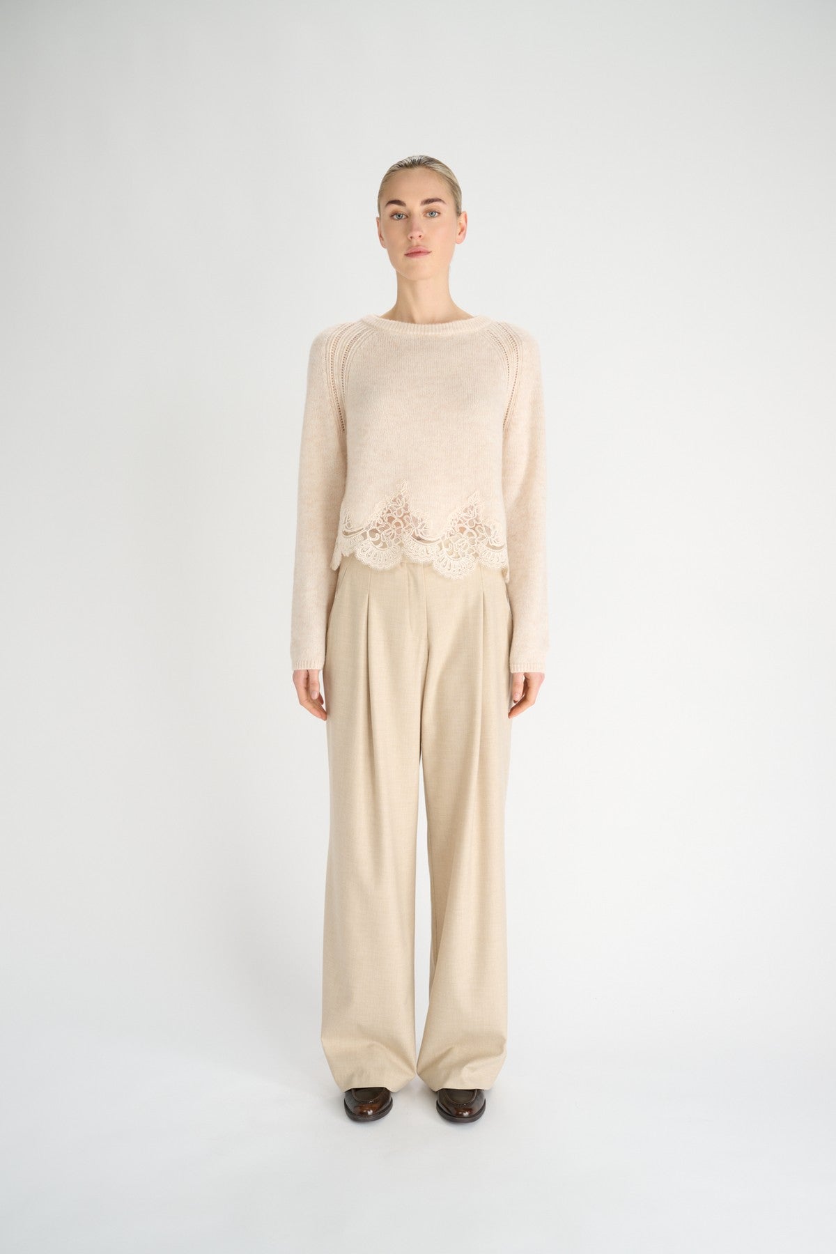 Hamilton Pullover Oscar The Collection in Macadamia met ronde hals, lange mouwen en kanten detail aan de zoom