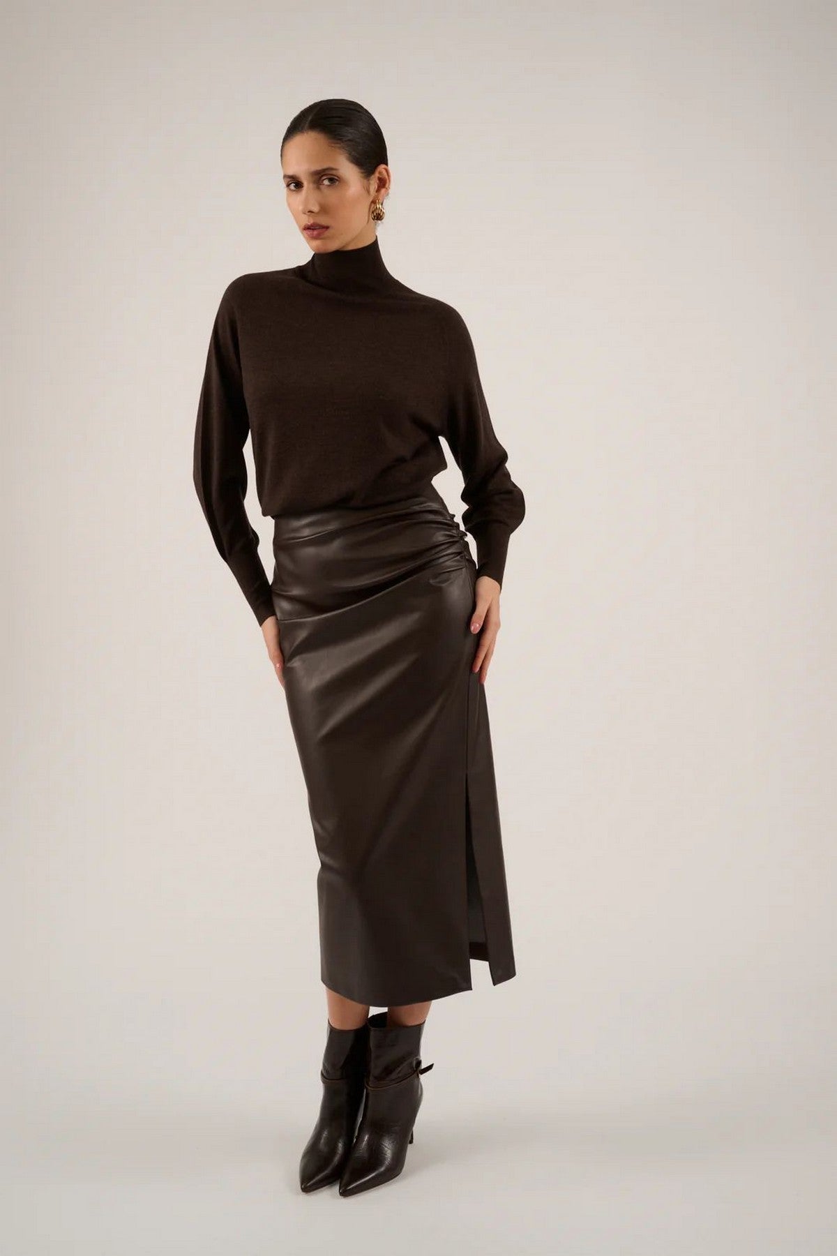 Rok midi-lengte van Oscar in vegan leather, kleur chocolate bruin.