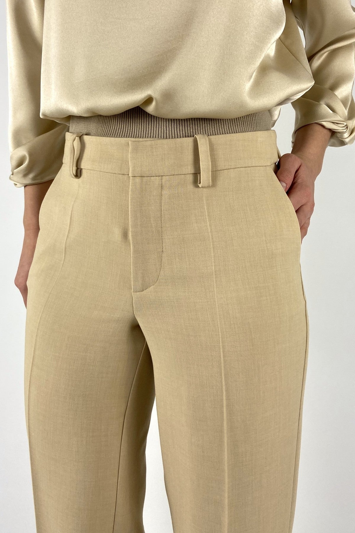 Oscar The Collection close-up van de rits- en haaksluiting en de luxe beige stof van de Guy relaxed fit broek.