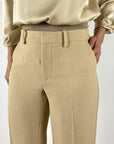 Oscar The Collection close-up van de rits- en haaksluiting en de luxe beige stof van de Guy relaxed fit broek.