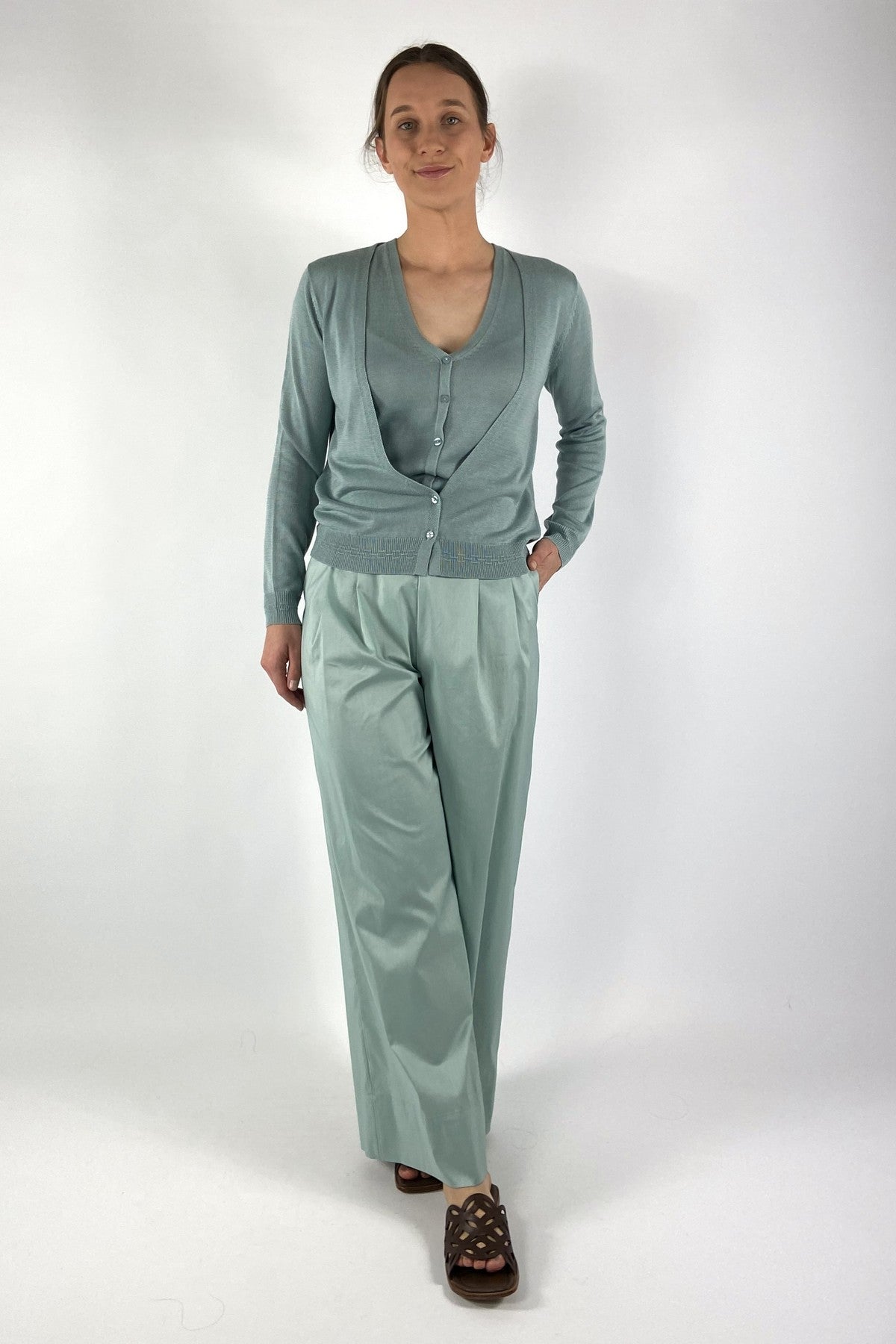 Oscar-The-Collection-Jake-cardigan-pacific-zeegroen-openvallend-model-met-V-hals.