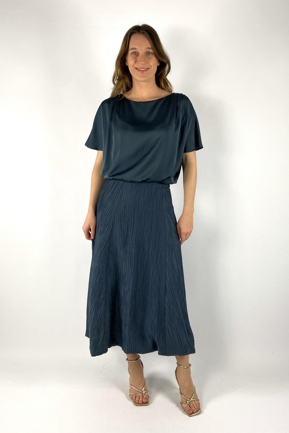 Oscar The Collection Preston midi-rok in de kleur petrol met een elastische tailleband en een flowy geplooid design.