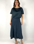 Oscar The Collection Preston midi-rok in de kleur petrol met een elastische tailleband en een flowy geplooid design.