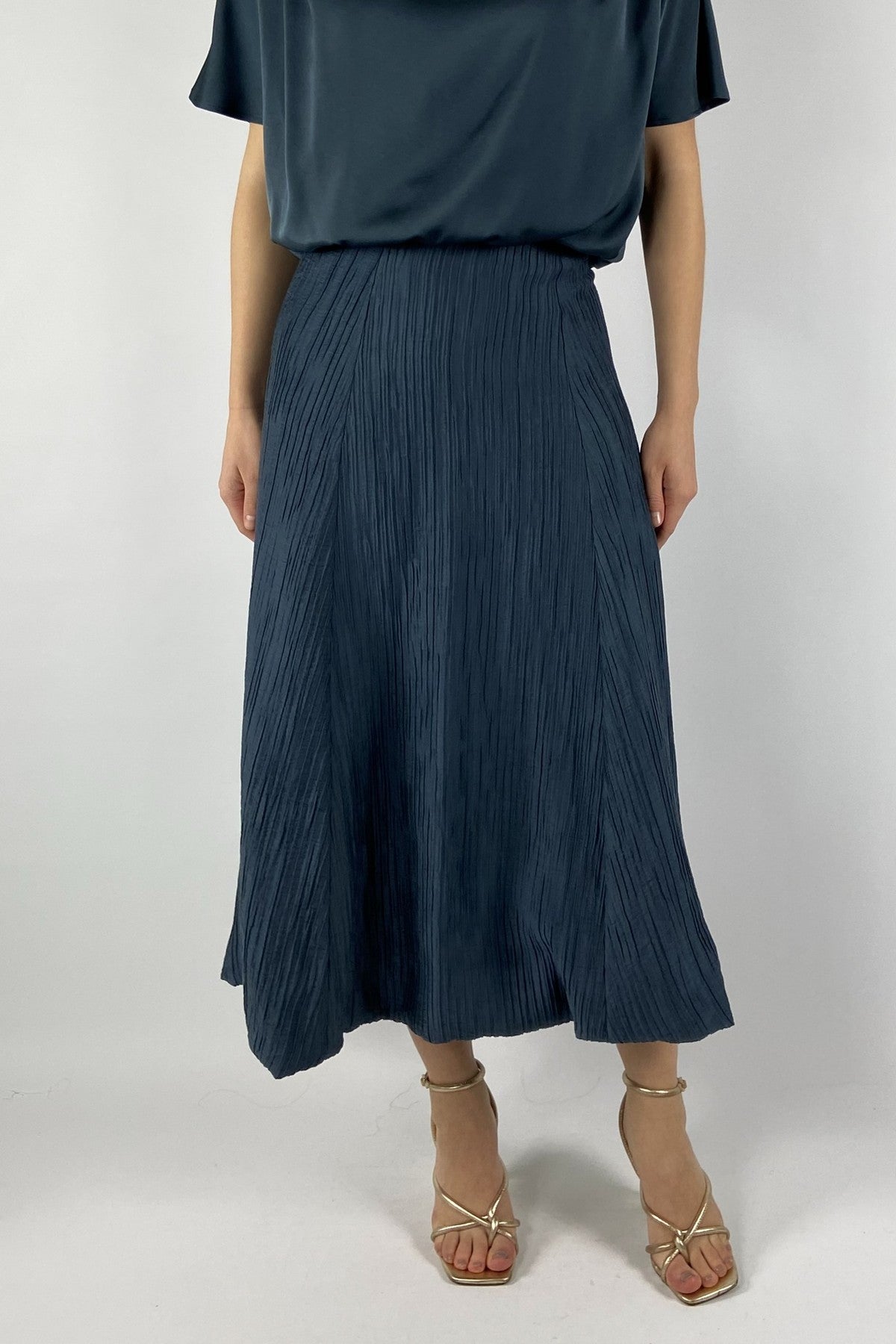 Oscar The Collection close-up van de gestructureerde petrolblauwe stof en de subtiele ballon-afwerking aan de onderzijde van de Preston rok.