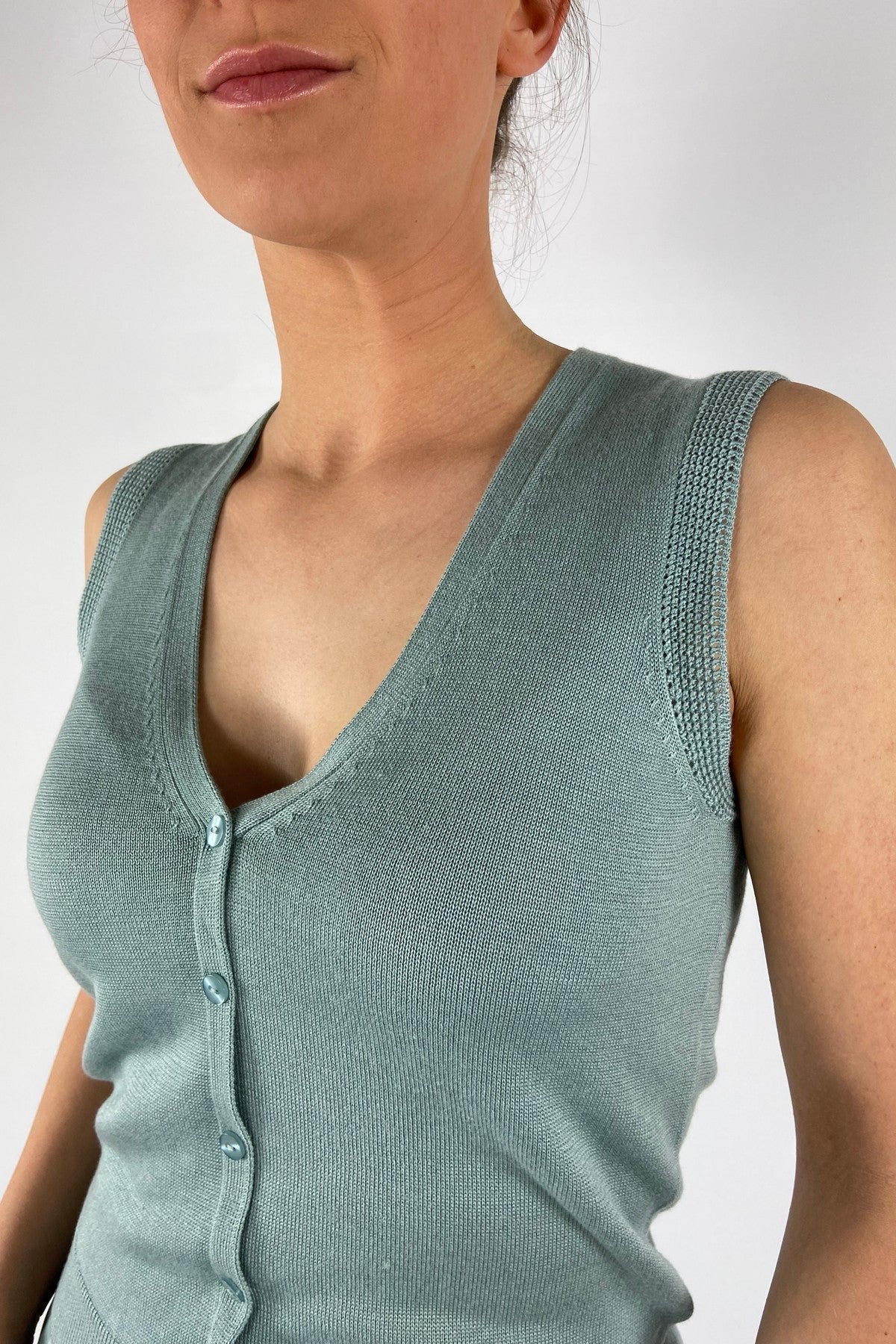 Oscar-The-Collection-Quin-top-close-up-van-de-knoopsluiting-en-de-verfijnde-pacific-zeegroene-kleur.