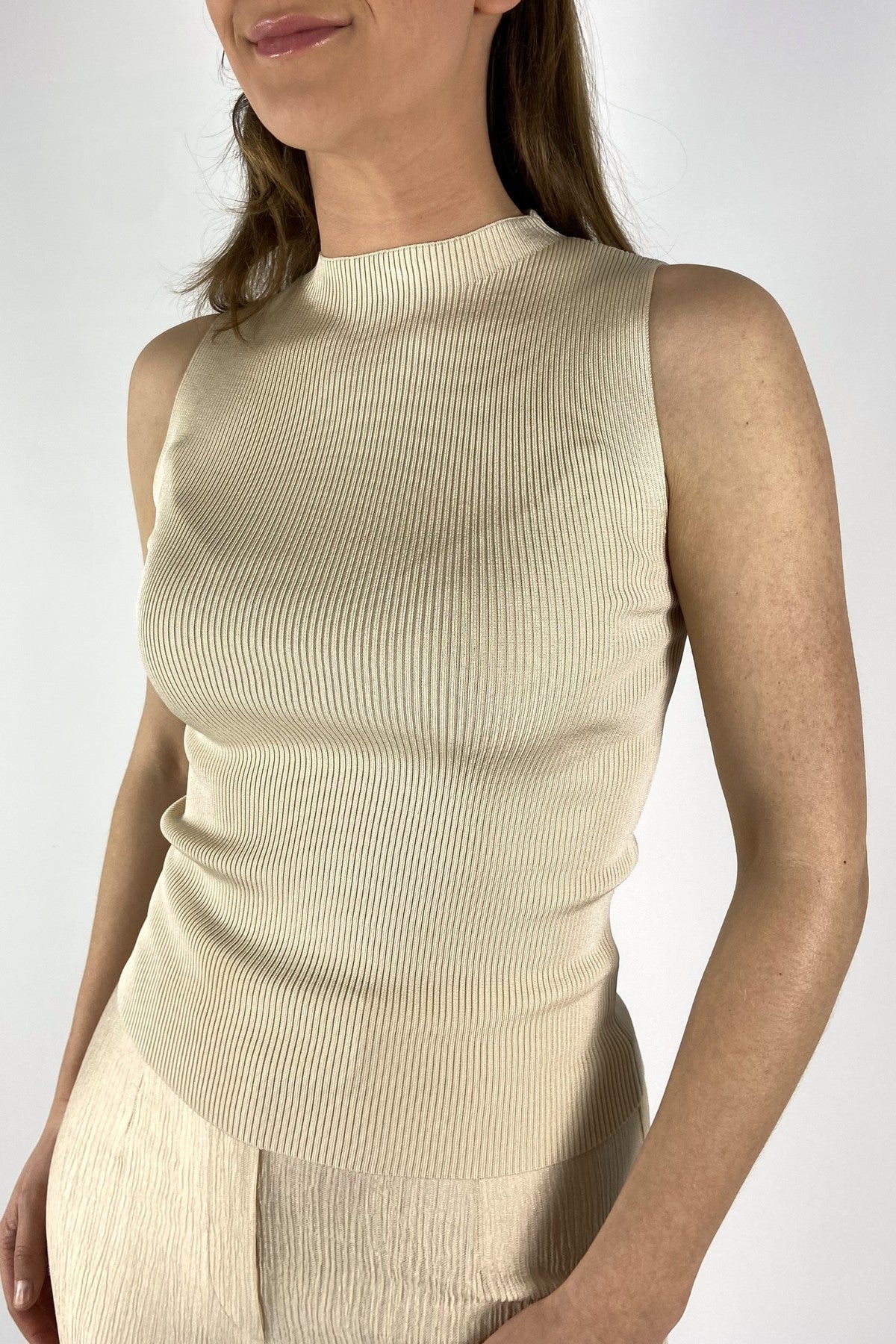 Oscar The Collection close-up van de rijke satijnglans en het verfijnde patroon van de mouwloze Rich top in kleur cream.