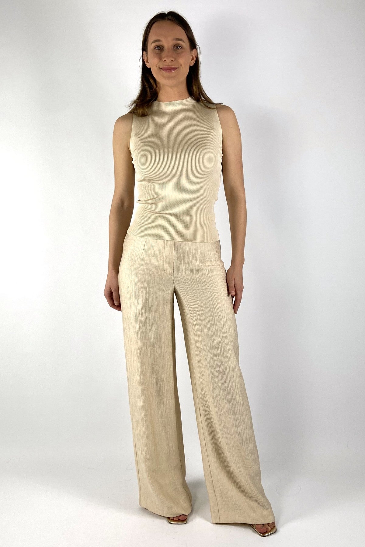 Oscar The Collection Roan trousers in de kleur cream met wijde pijpen en een elegante vloeiende valling van de stof.