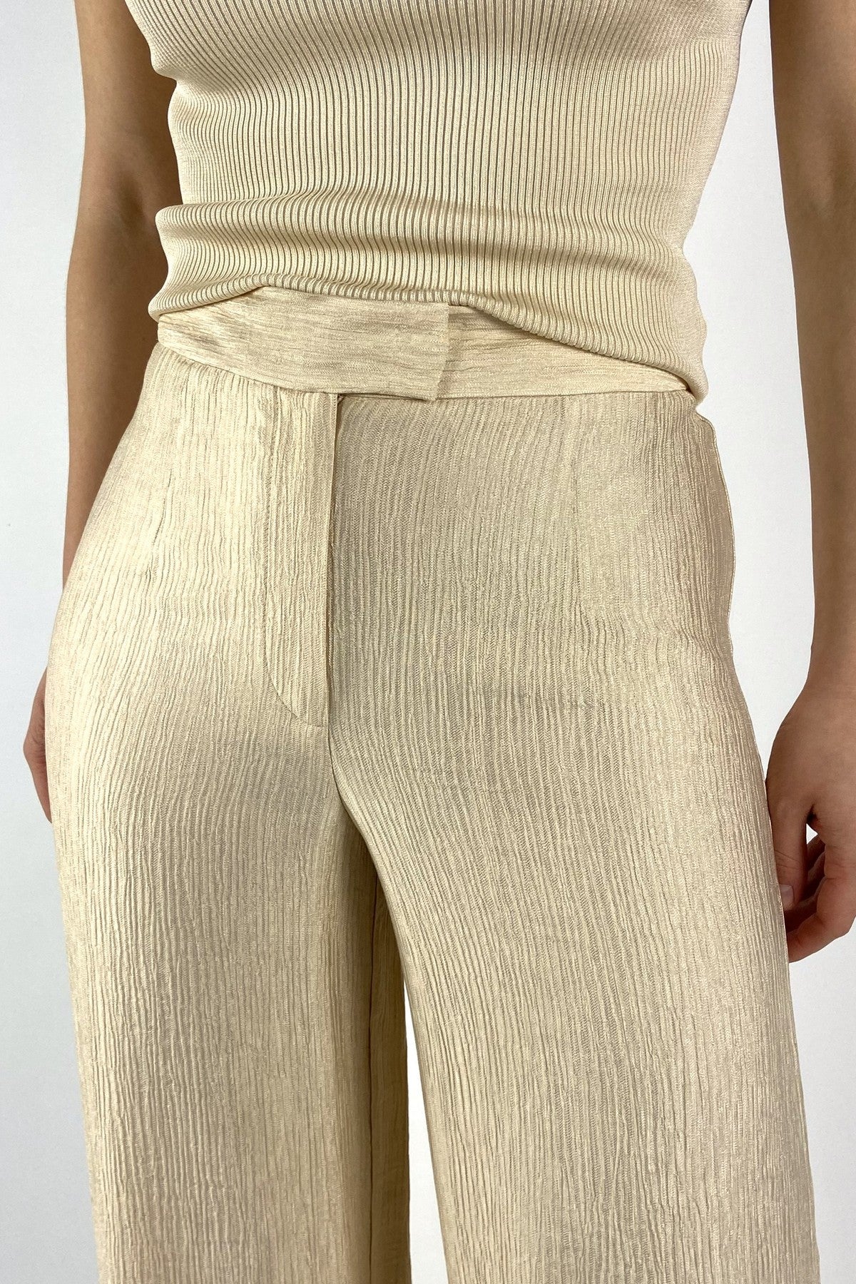 Oscar The Collection close-up van de luxe viscose-mix kwaliteit en de subtiele textuur van de cream Roan broek.