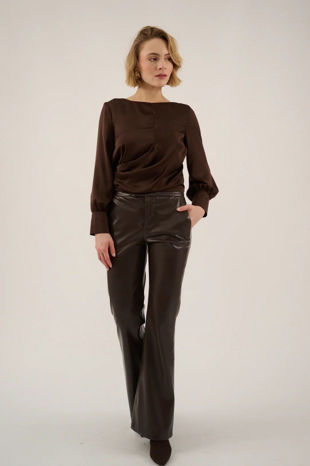 Broek van Oscar in vegan leder met flared pijpen in kleur chocolate