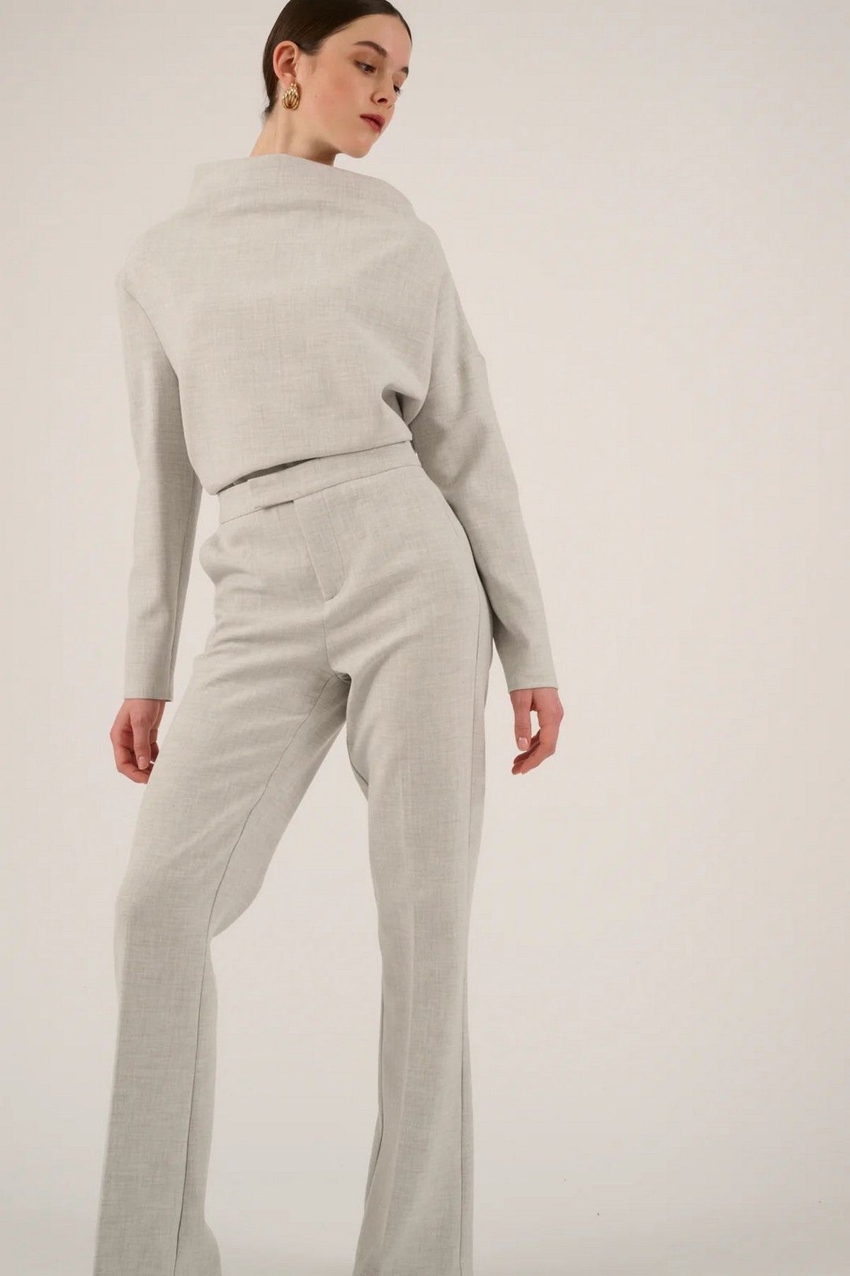 Broek van Oscar met hoge taille, flared pijpen, rits- en knoopsluiting en 2 zijdelingse steekzakken