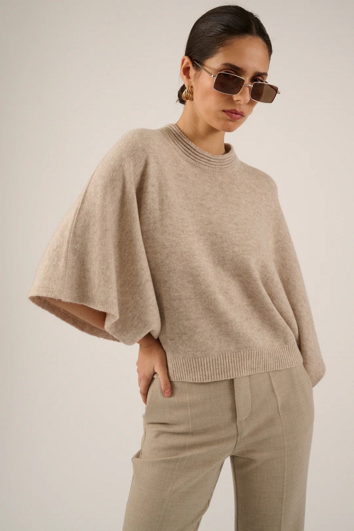Pull van Oscar met vleermuismouwen in beige met details aan de halslijn